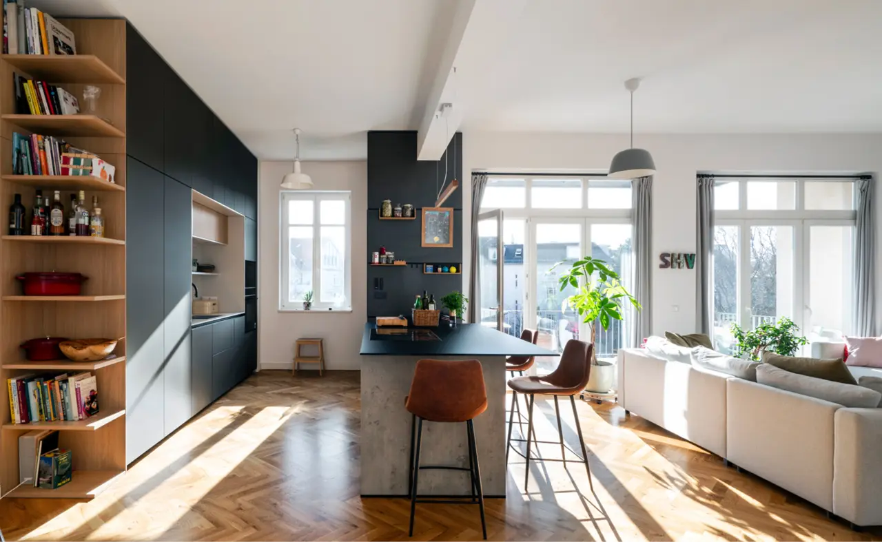 Zeilenküche mit Inseltheke in der Mitte